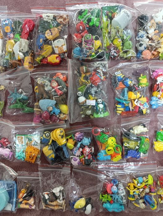 Продам коробку с киндерами