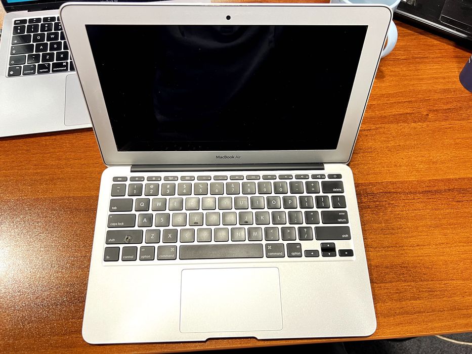 MacBook Air 11" (Mid 2012) Core i5, 4GB, 60GB, зарядно и калъф