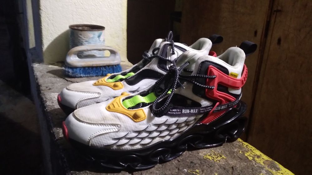 Vănd adidași și porcei