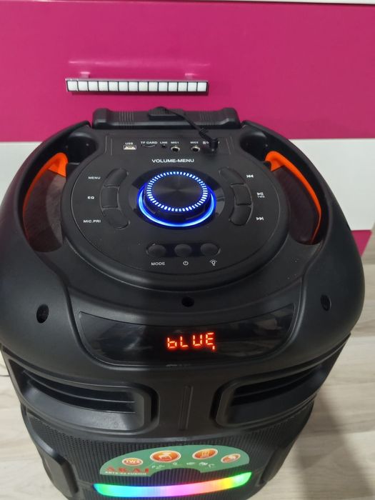 Vând boxa Akai stare foarte buna cu microfon