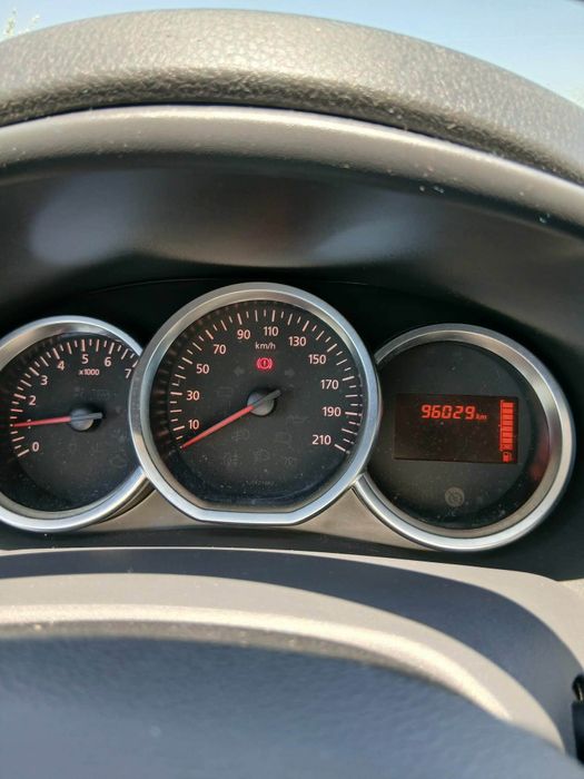 Proprietar, vand Dacia Sandero, an fabricatie august 2019. O vand deoarece detin doua masini in familie si una dintre ele trebuie sa plece.
