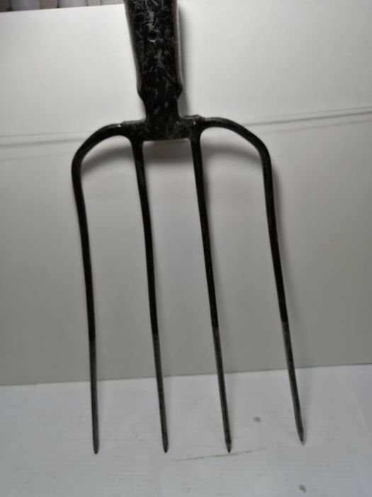 Лопаты вилы грабли метелки