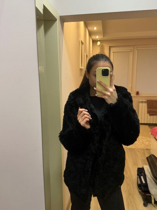 Черно faux fur палто