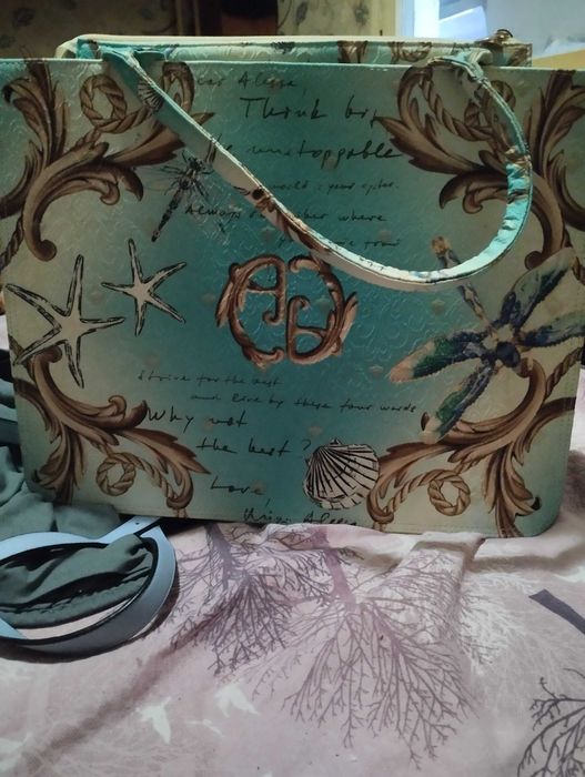 Дамски чанти , на паусе джиинс, на алеса две от тях и на guess