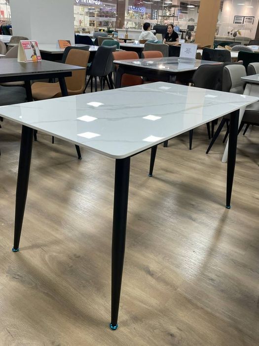 Обеденный стол .