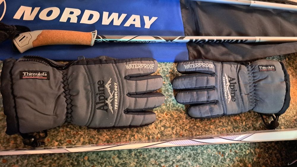 Продам комплект беговых лыж.