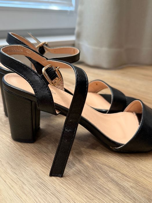 Дамски сандали с ток