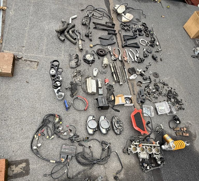 Dezmembrez yamaha r6 r11-rj15