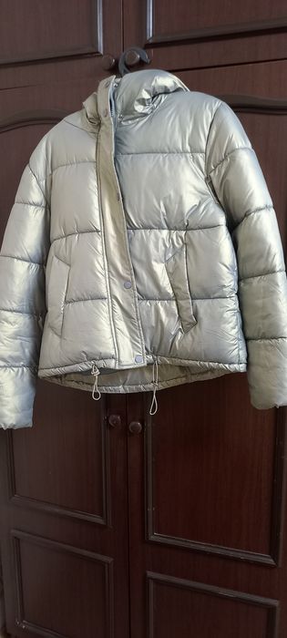 Продам весеннию куртку.