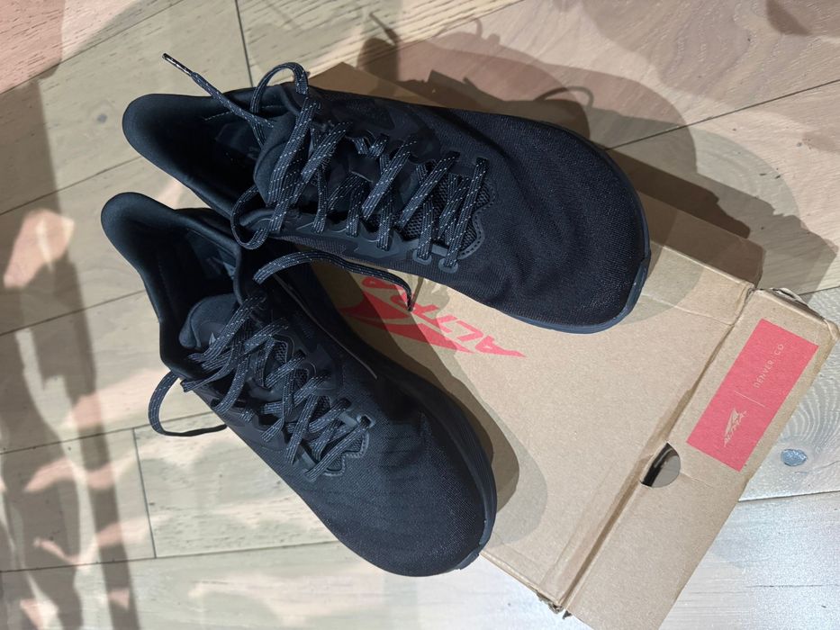 Altra Experience Flow (Triple Black)