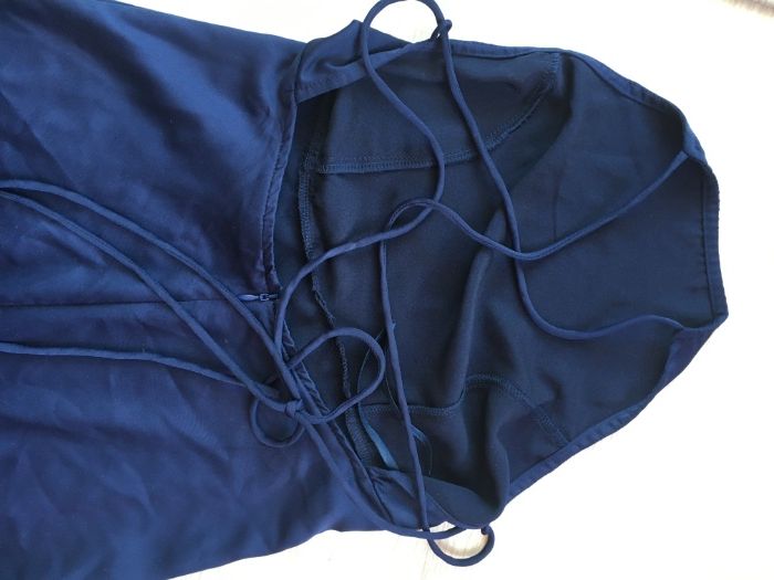 Нова рокля миди с гол гръб.