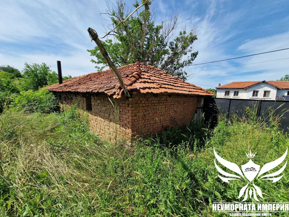 Продавам къща с постройки 250РЗП с 980кв. двор с.Динево