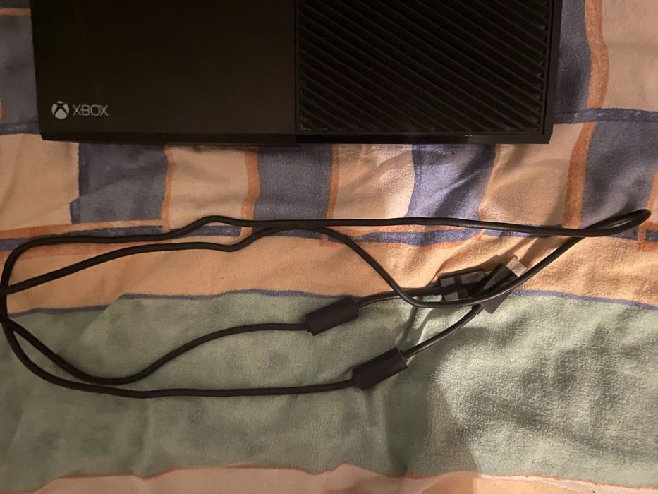 Vand xbox one, 2 controllere + fc24, totul PERFECT functional