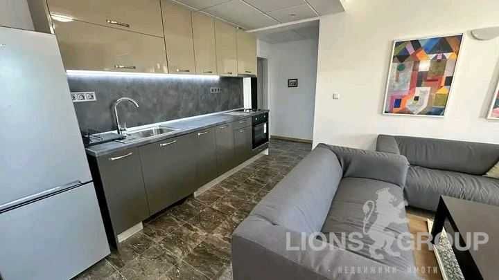 Дава се под наем Тристаен апартамент в Варна, Център - 90 кв.м за 1000 € - Снимка #1