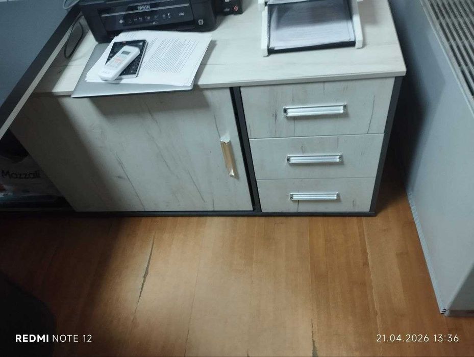 Продаётся современный офисный стол руководителя в комплекте.