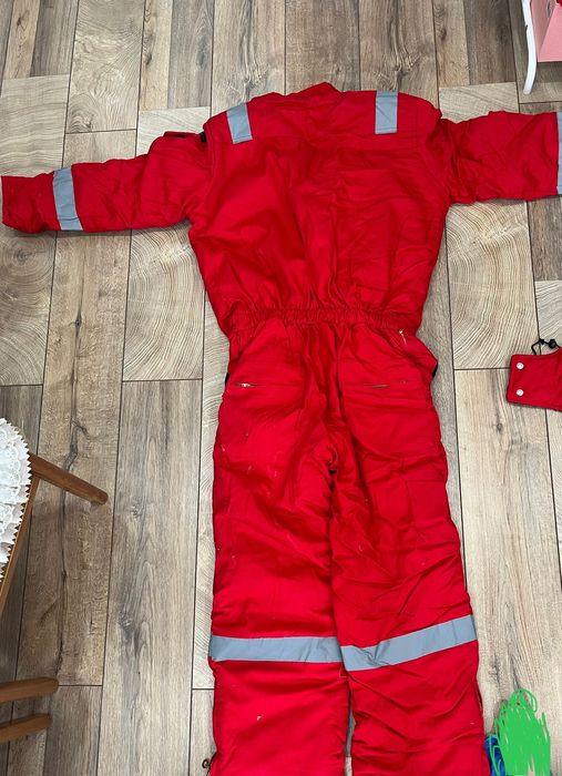 Красный комбинезон