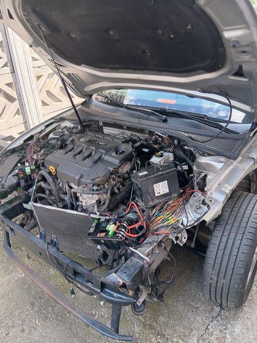 Vând Volkswagen Passat 2.0 TDI, 150 CP, DSG, an 2016 – avariat