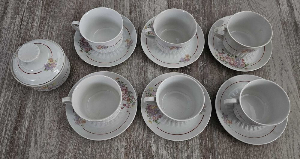 Set complet de veselă din porțelan - model clasic cu flori