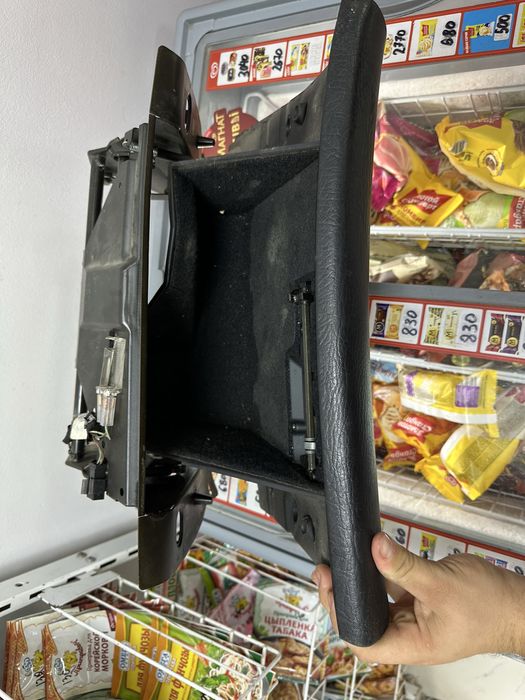 Продам бардачек на ауди 80б4