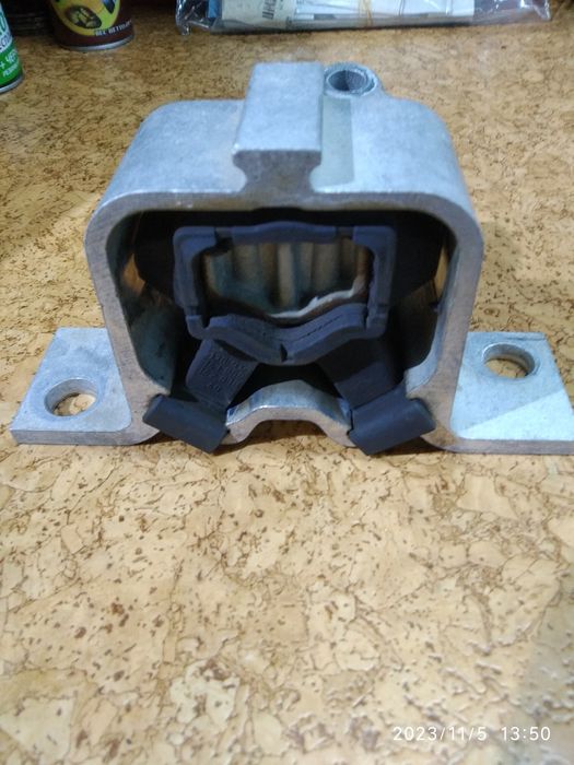 Опора двигателя Веста