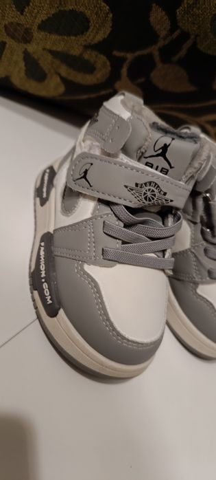 Продаются утепленые кроссовки