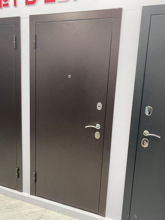 Есік сыртқа бұрылды