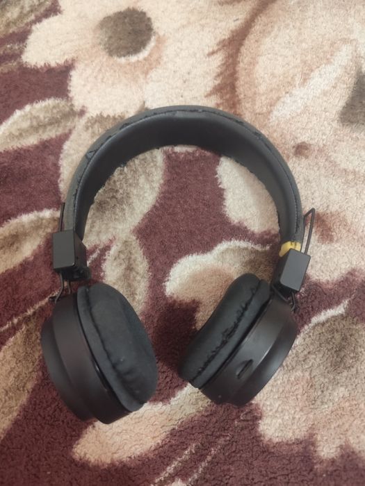 Продам наушники  беспроводные но если есть аукс можно через него