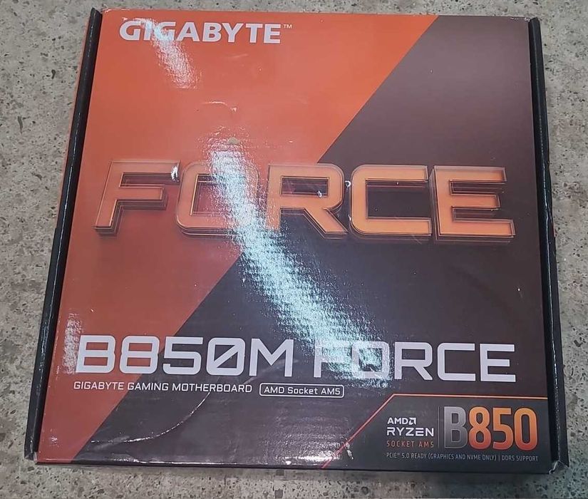 Vând Kit Gaming  Ryzen 7 9800X3D + Placă de bază Gigabyte B850M Force