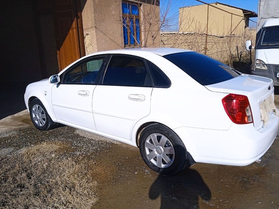 Lacetti 1.6 sotiladi