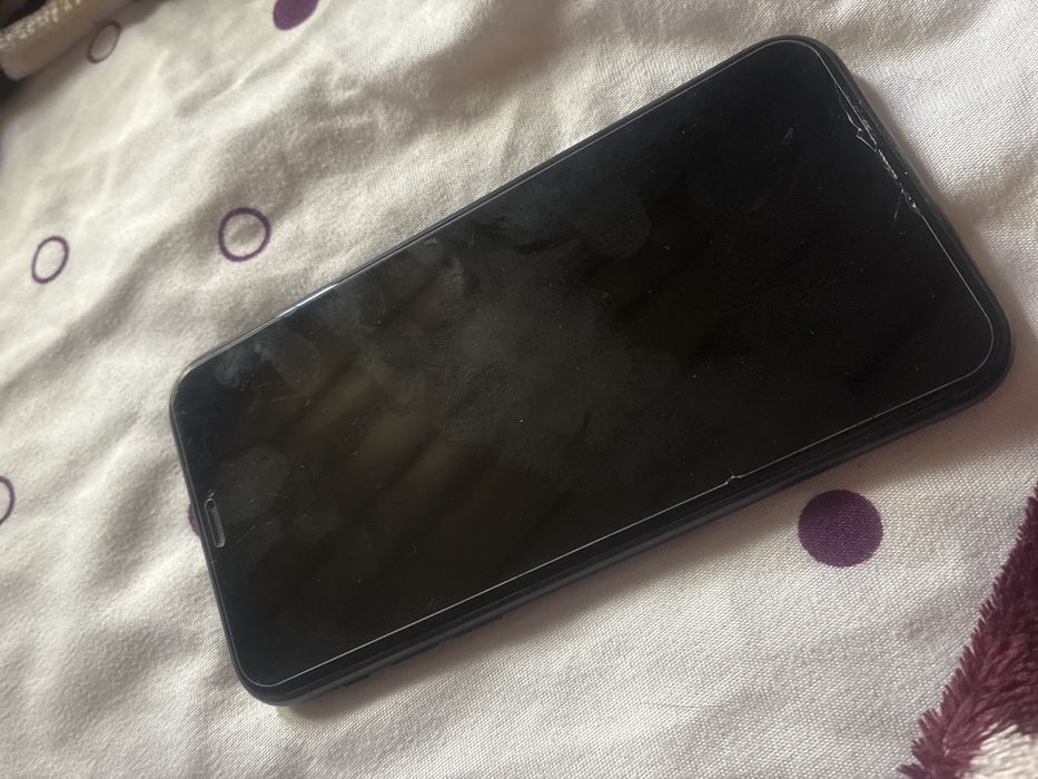 iphone xr,stare buna        in a doua poza se vad niste crapaturi ale foliei de protectie,ecranul este intact!