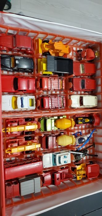 Продавам метални колички Korgi