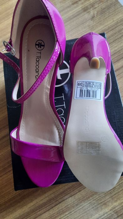 Босоножки новые Kari