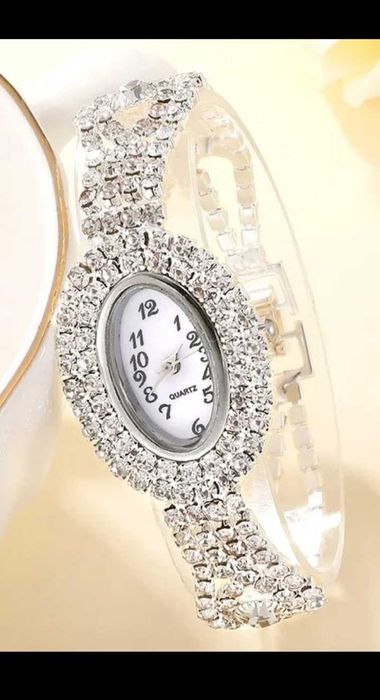 Прекрасен дамски часовник с бижута