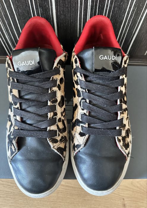 Продавам дамски кецове GAUDI