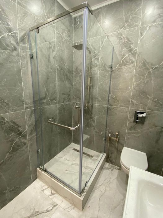 Стеклянные душевые кабины