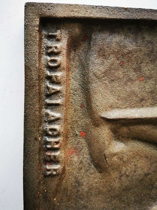 Vand decor metal gravat destul de gros circa 2kg si semnat