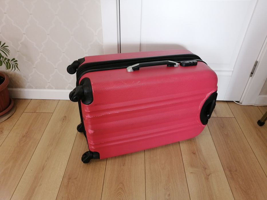 Продам средний чемодан.