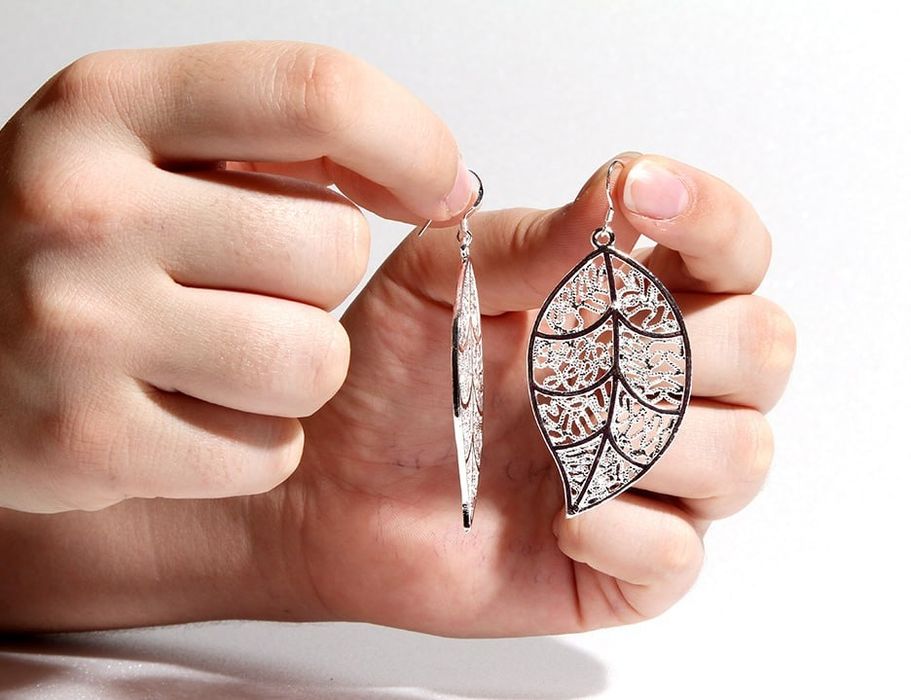 Сребристи обеци , цветни големи и малки цветни в кутия