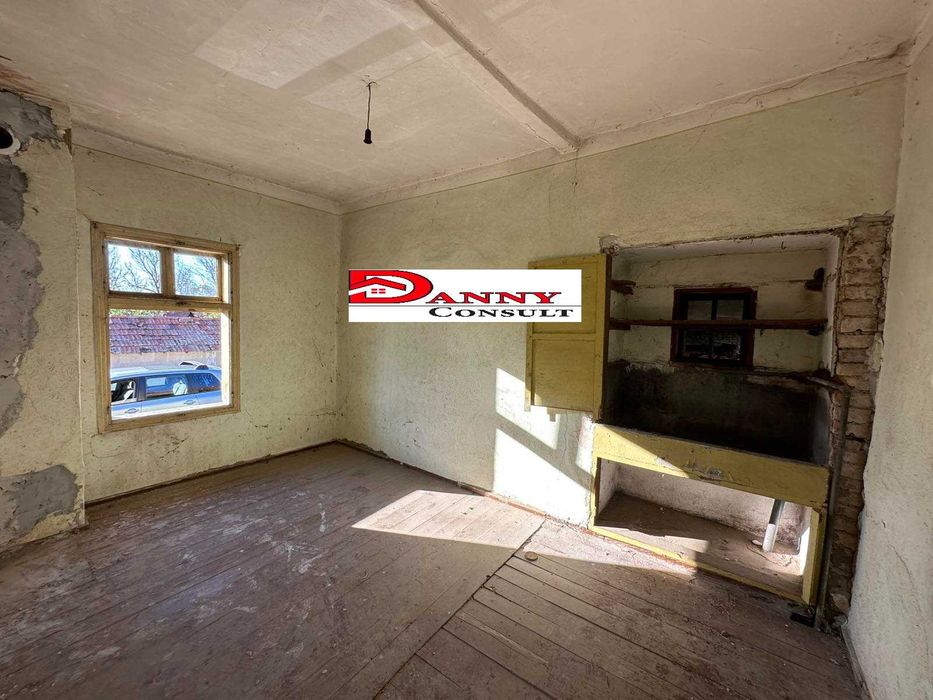 Стара къща с двор и кладенец в с. Горски Сеновец