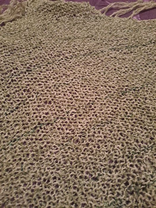 Дамски плетен триъгълен шал с ресни