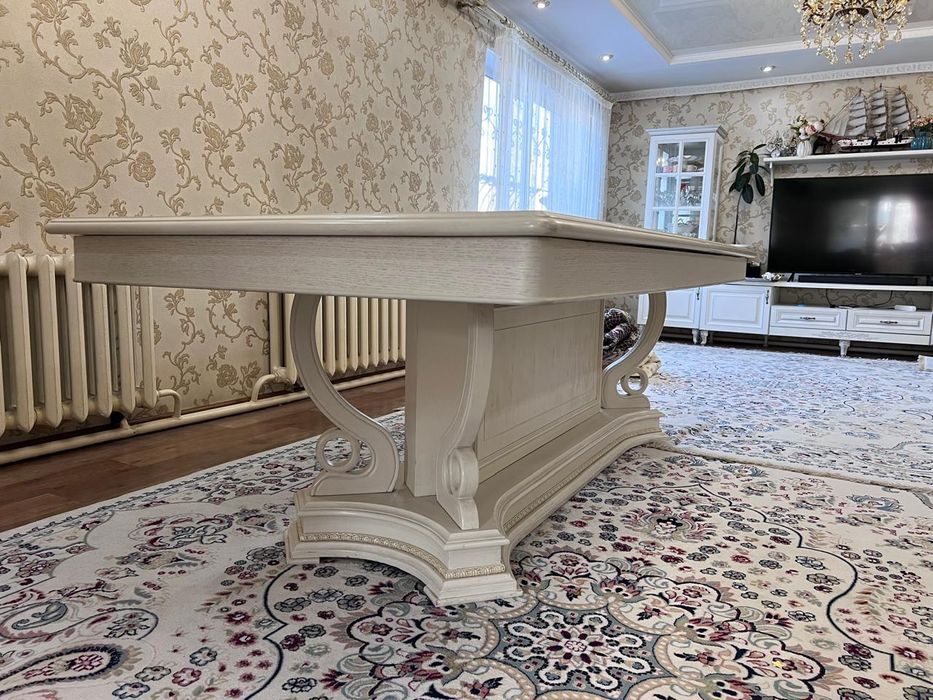 Стол из натурального дерева