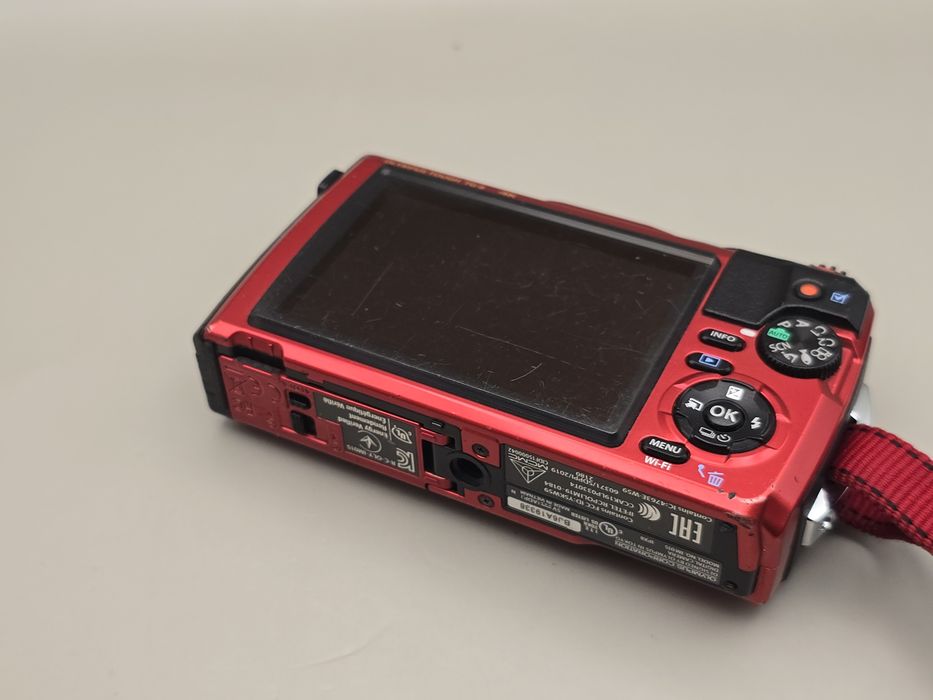 Camera subacvatica Olympus Tough TG-6 (varianta roșie / Red)