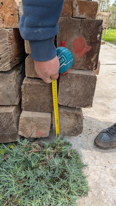 Дървени греди на различни размери подходящи за колони