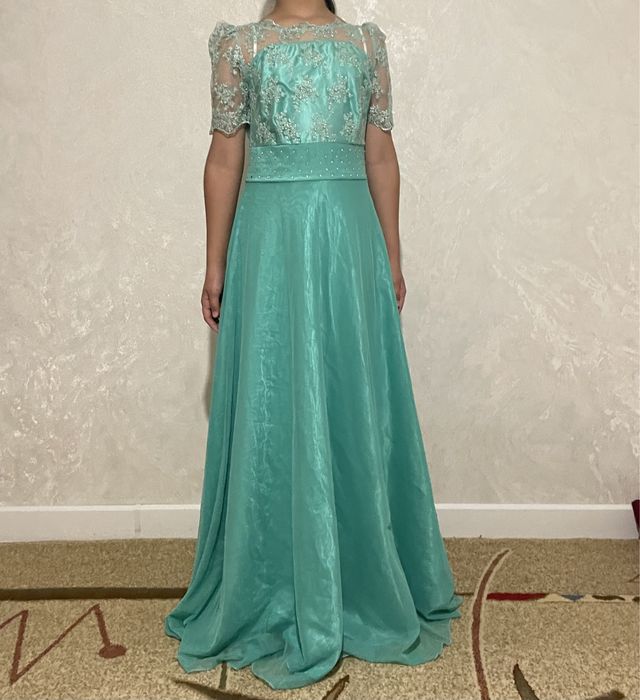 Көйлектер бір киілген сатылады.