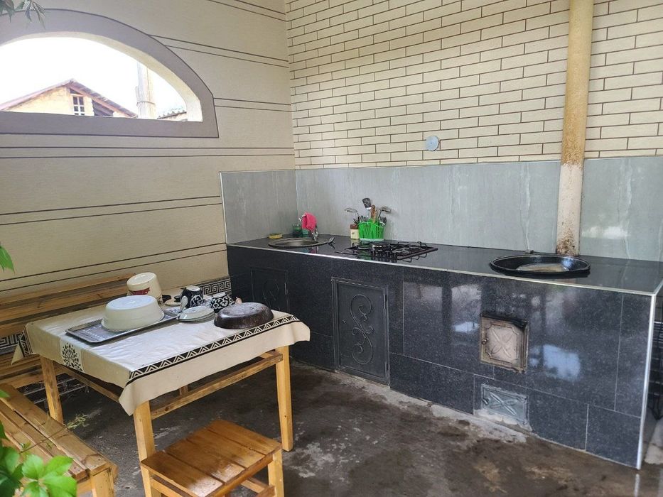 Dacha oqtosh quyoshga yaqin oila uchun toza havo pokiza joy