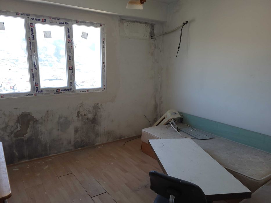 Продава четиристаен апартамент в гр.Пещера