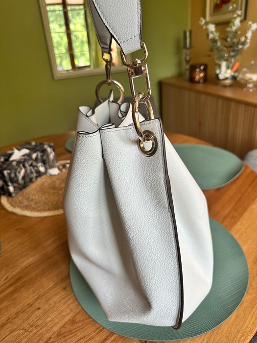Дамска Бяла чанта Guess