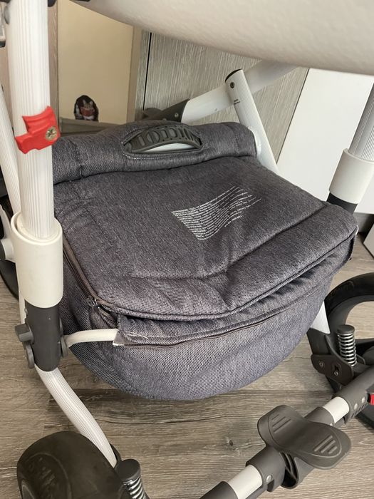 Бебешка количка в много добро състояние!