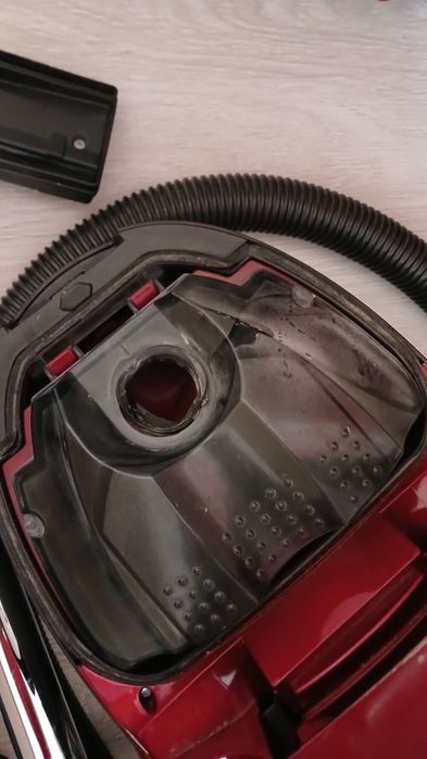 Пылесос Redmond красный