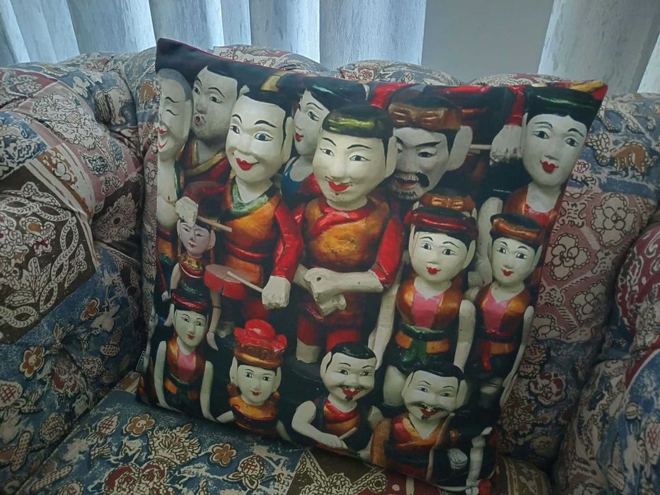 Цветна декоративна взглавница от Виетнам 40 см х 40 см